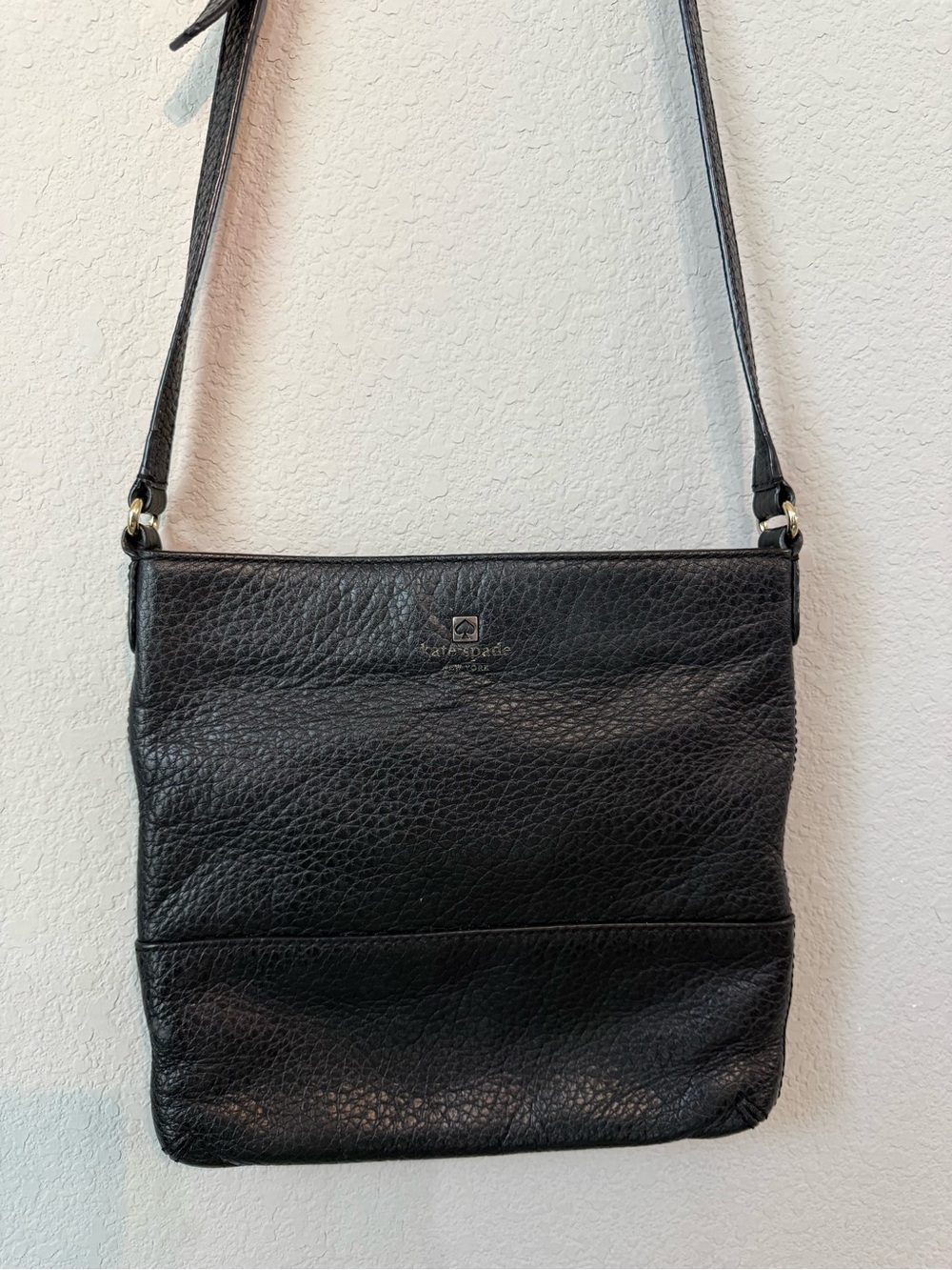 Kate Spade New York Black Crossbody Bag Zip Closure Logo Adjustable Strap Gold
